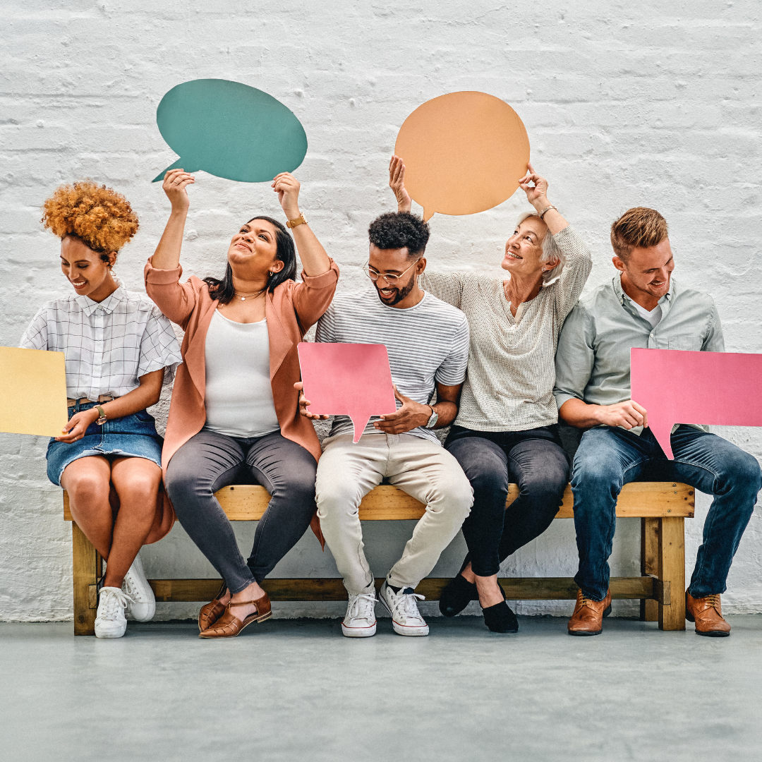 Grupo de pessoas aplicando o idioma em uma conversa