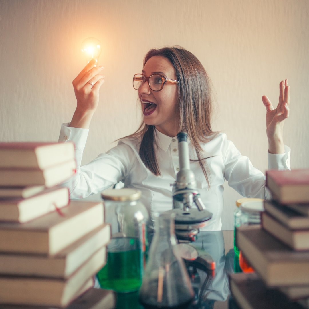 Mulher compreendendo uma ideia em ambiente de estudo