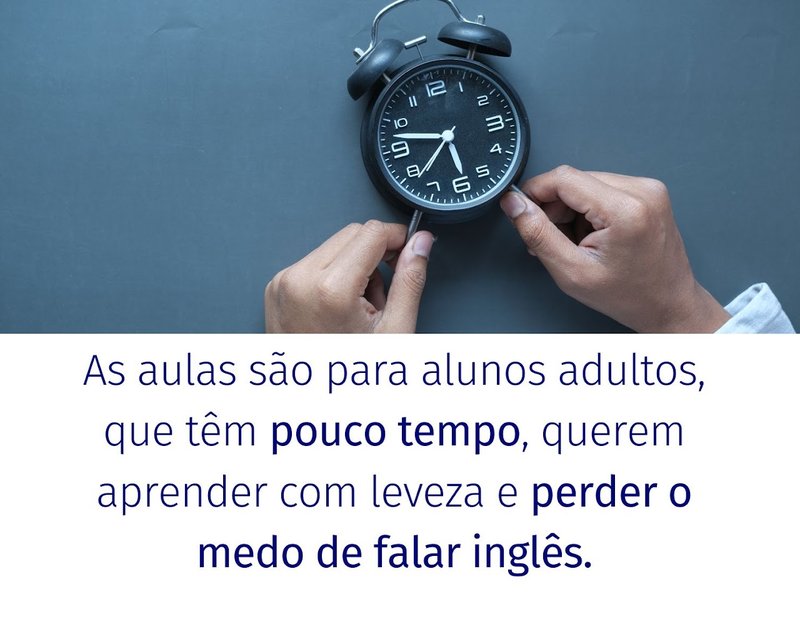 Mãos ajustando um relógio